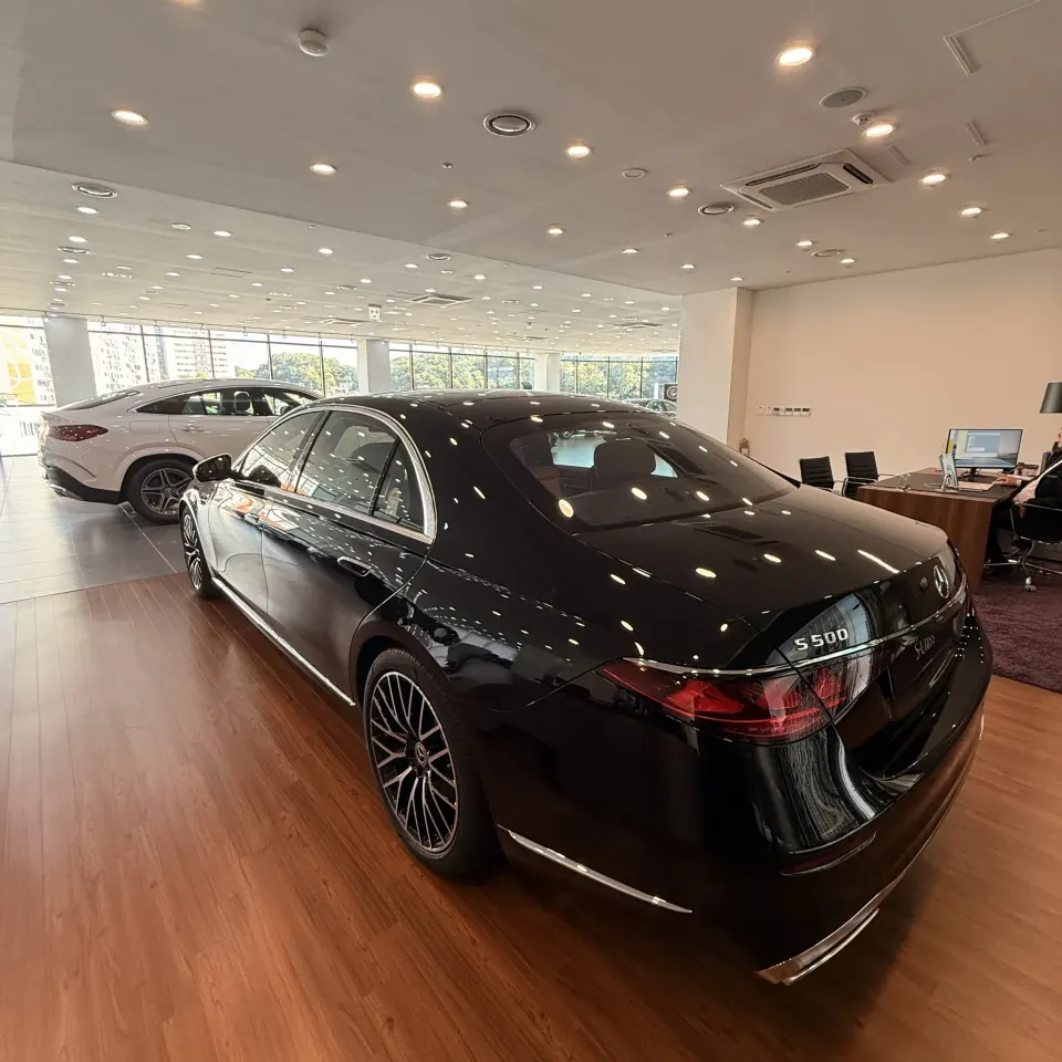 전시장에 전시된 검은색 신형 벤츠 S500 세단 후면 사선 낮은 앵글