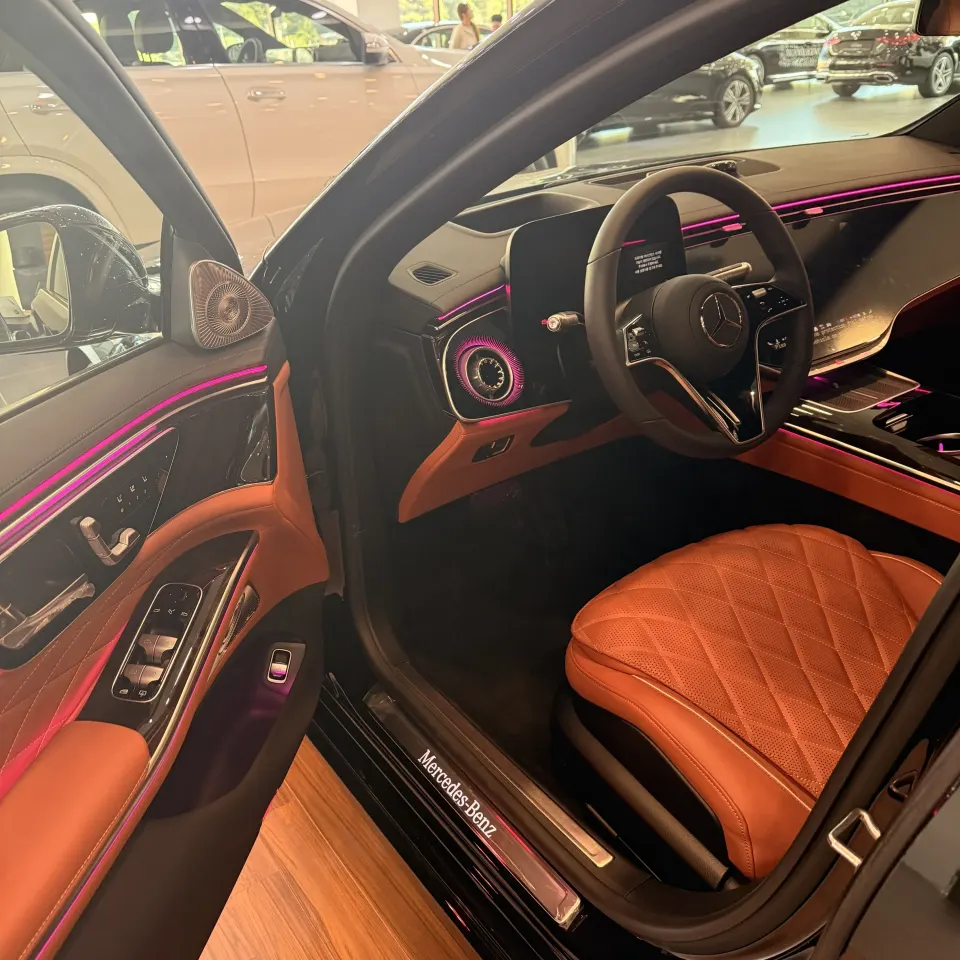 운전석 문을 열어 본 신형 벤츠 S500 앞좌석과 앰비언트 조명