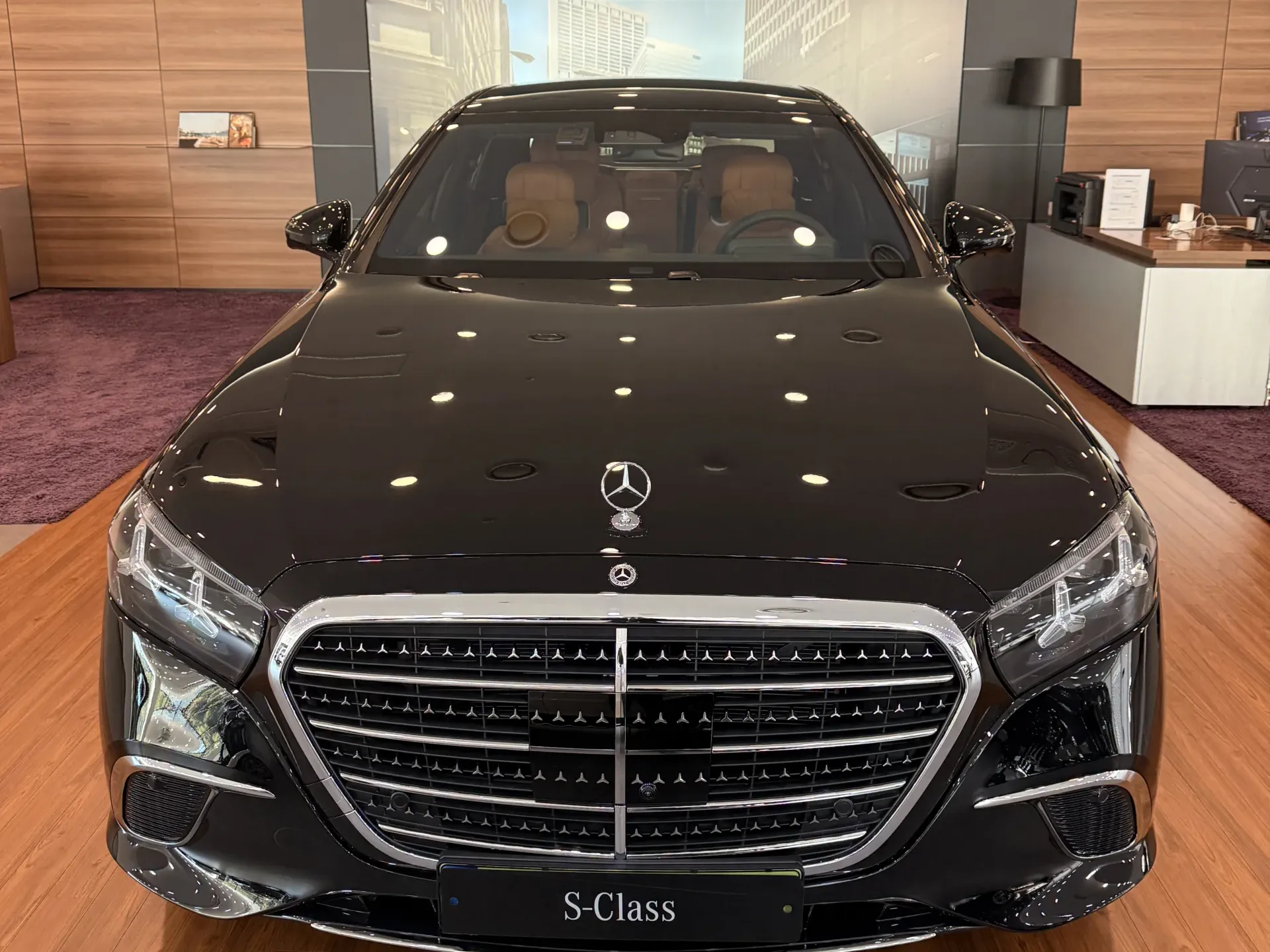 전시장에서 정면으로 본 검은색 신형 벤츠 S500 세단