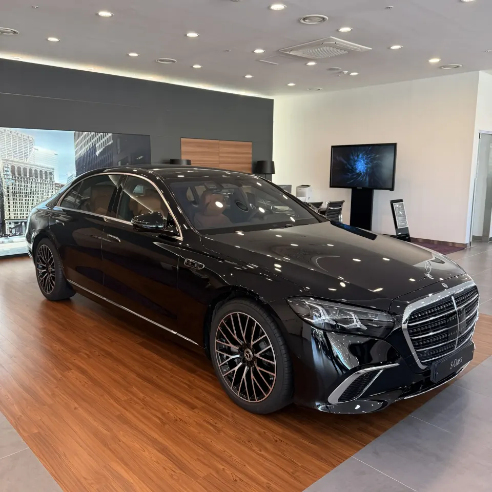 전시장에 전시된 검은색 신형 벤츠 S500 세단 전면 사선 전체