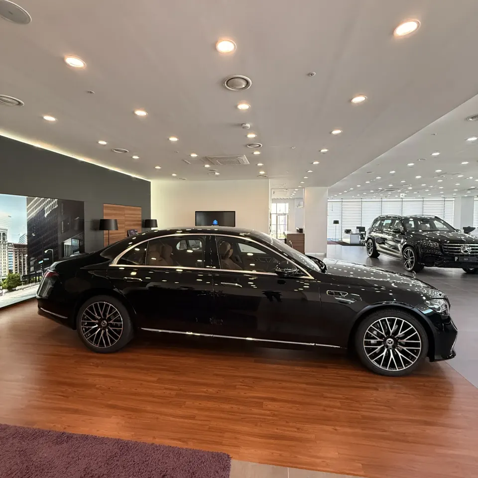 전시장에 전시된 검은색 신형 벤츠 S500 세단 좌측 측면