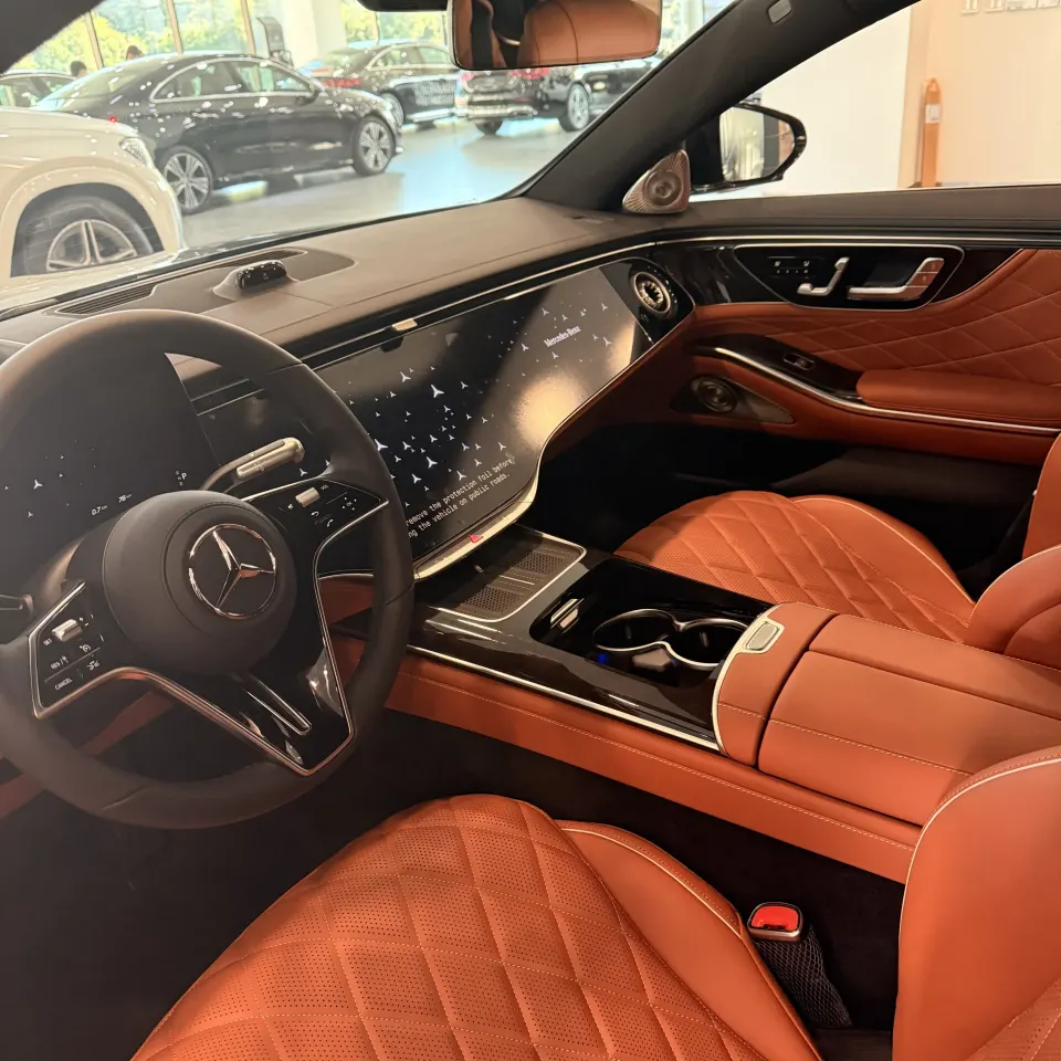 신형 벤츠 S500 운전석 스티어링 휠과 센터 콘솔 근접