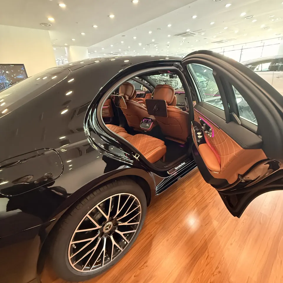 뒷문을 열고 휠이 보이는 신형 벤츠 S500 세단