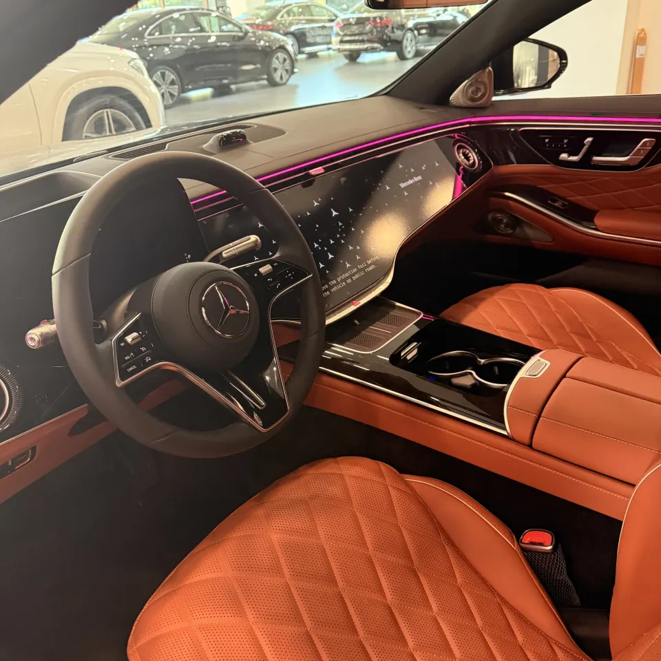 신형 벤츠 S500 스티어링 휠과 퀼팅 시트 근접