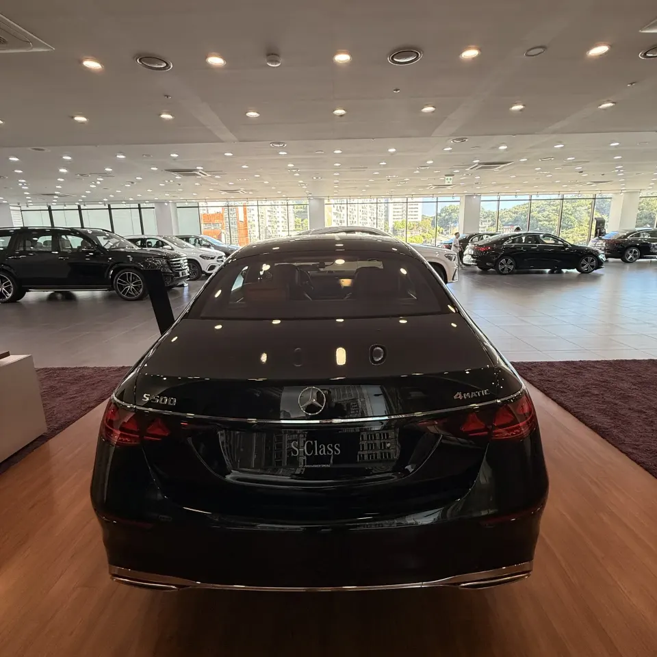 전시장에 전시된 검은색 신형 벤츠 S500 세단 정면 후면