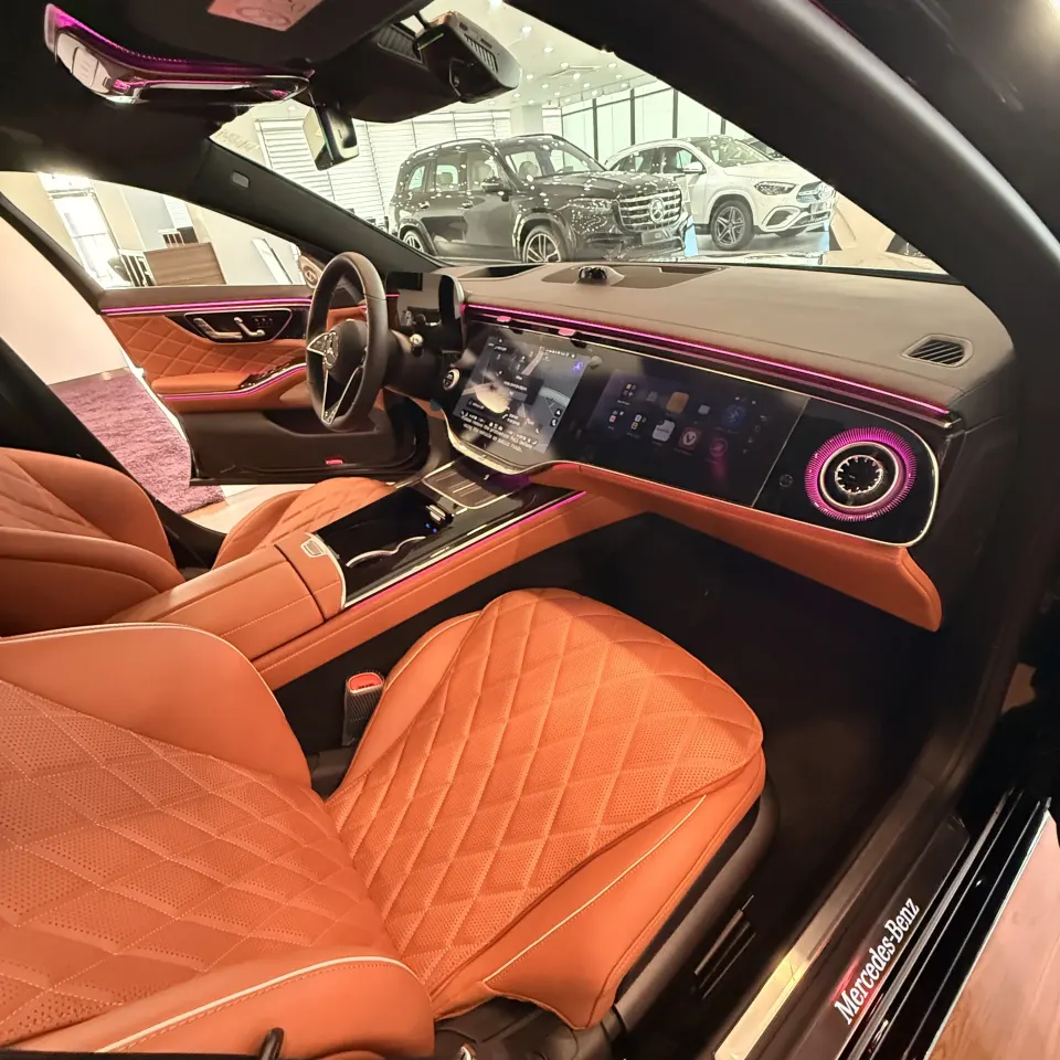 신형 벤츠 S500 조수석 쪽에서 본 와이드 대시보드와 퀼팅 시트