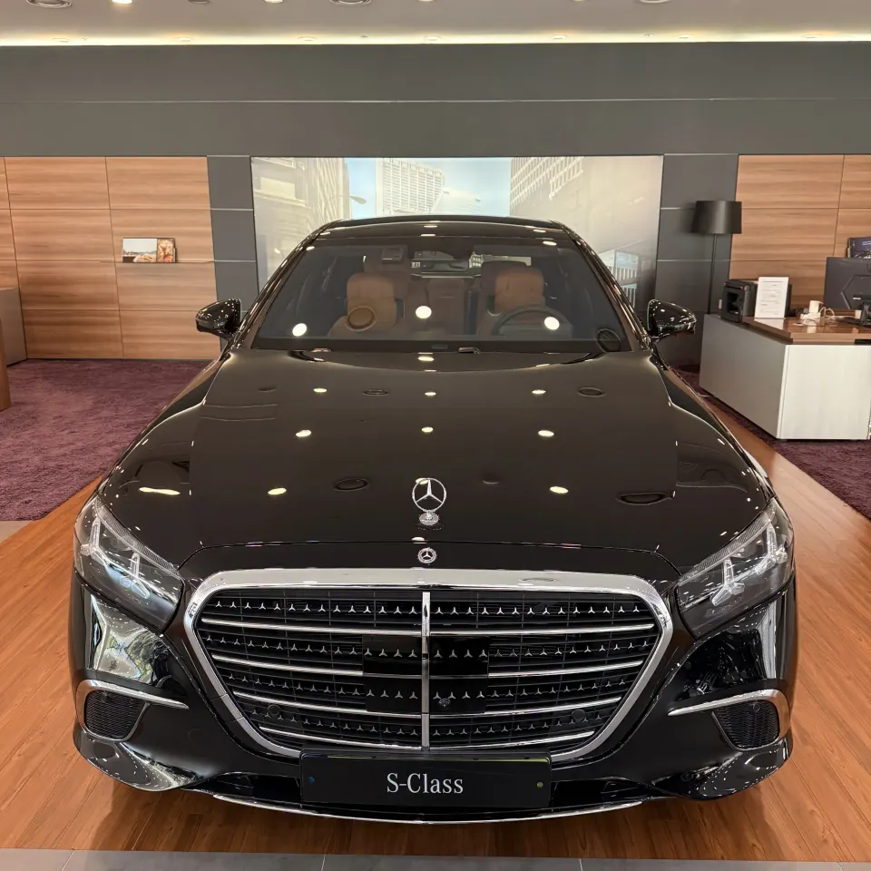 전시장에서 정면으로 본 검은색 신형 벤츠 S500 세단 전면 그릴