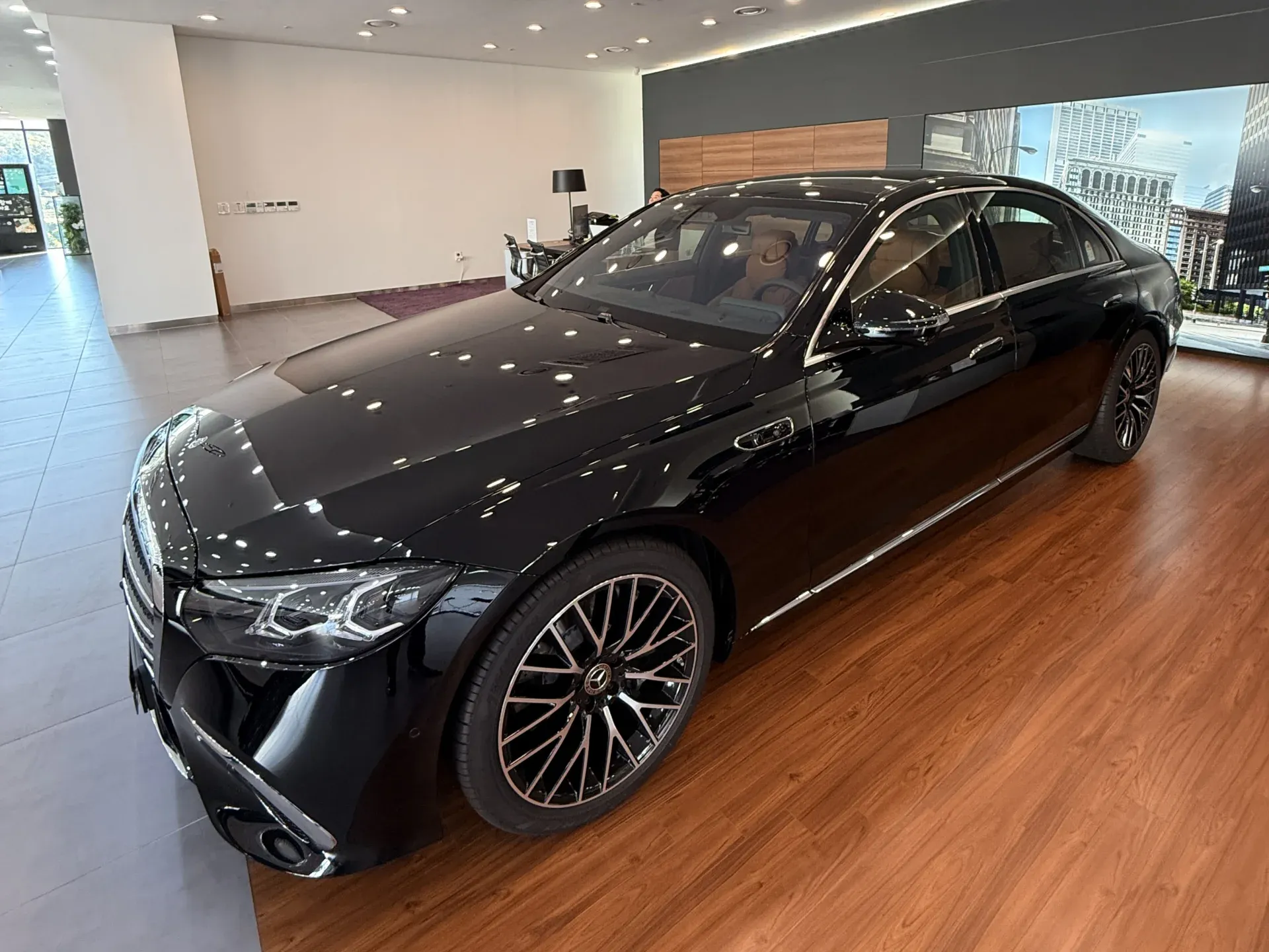 전시장에 전시된 검은색 신형 벤츠 S500 세단 좌측 전면 사선