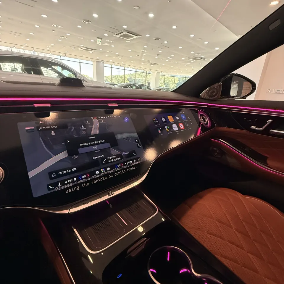 신형 벤츠 S500 와이드 인포테인먼트 디스플레이와 센터 콘솔