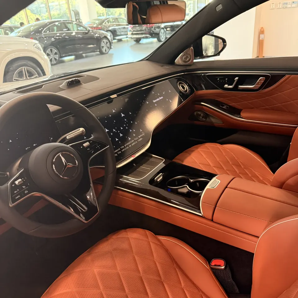 신형 벤츠 S500 운전석에서 본 와이드 디스플레이와 시트