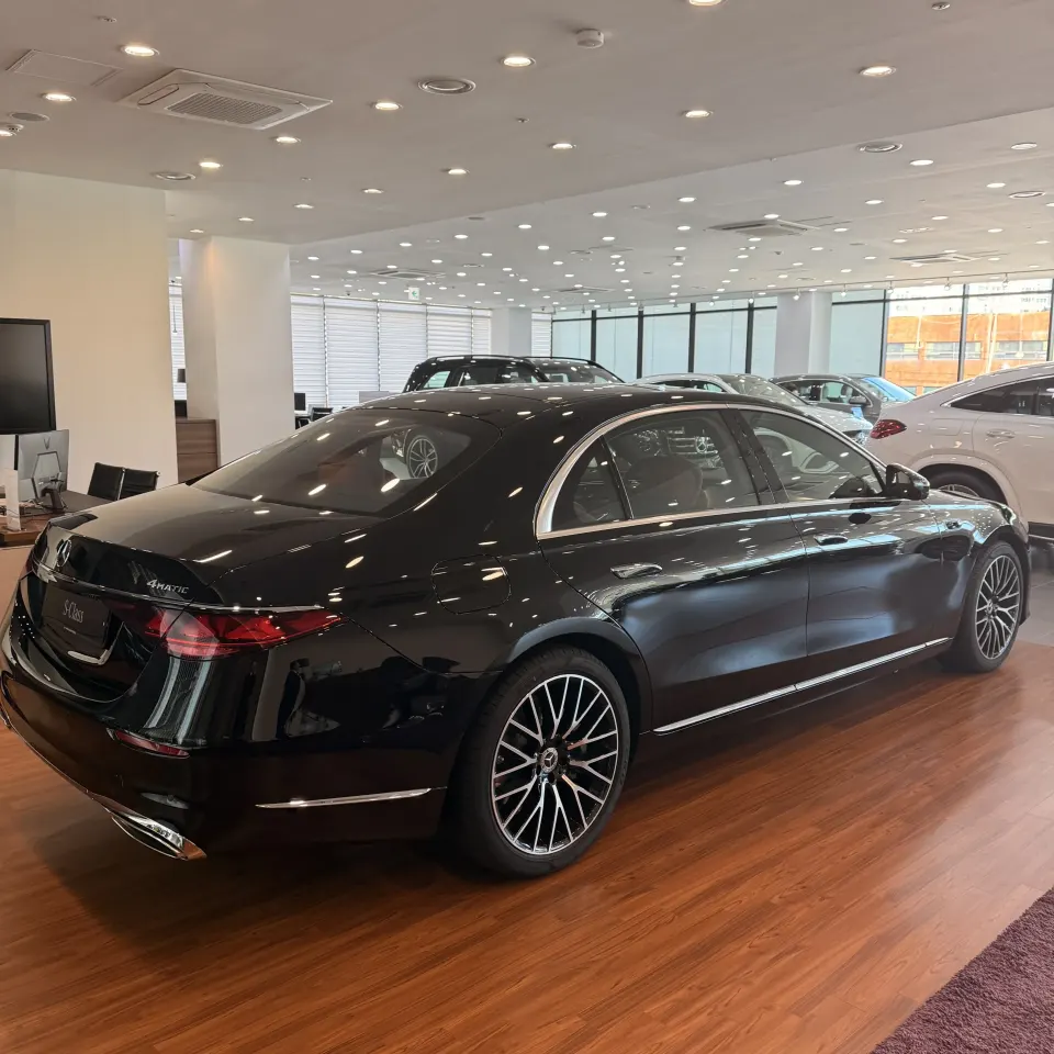 전시장에 전시된 검은색 신형 벤츠 S500 세단 후면 사선