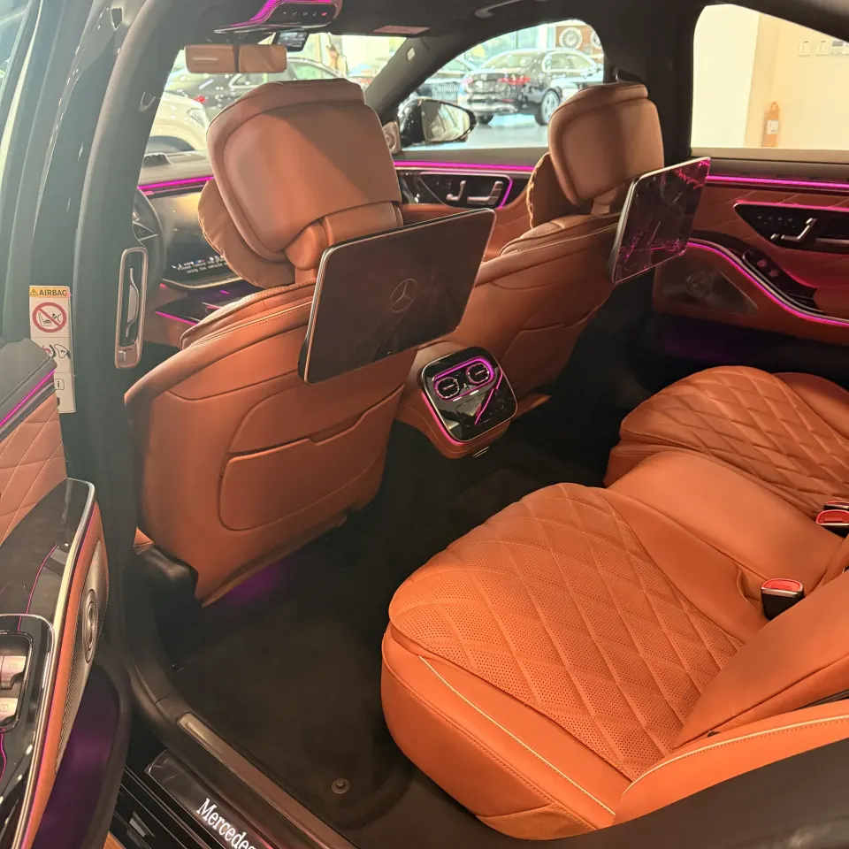신형 벤츠 S500 뒷좌석 퀼팅 시트와 도어 트림