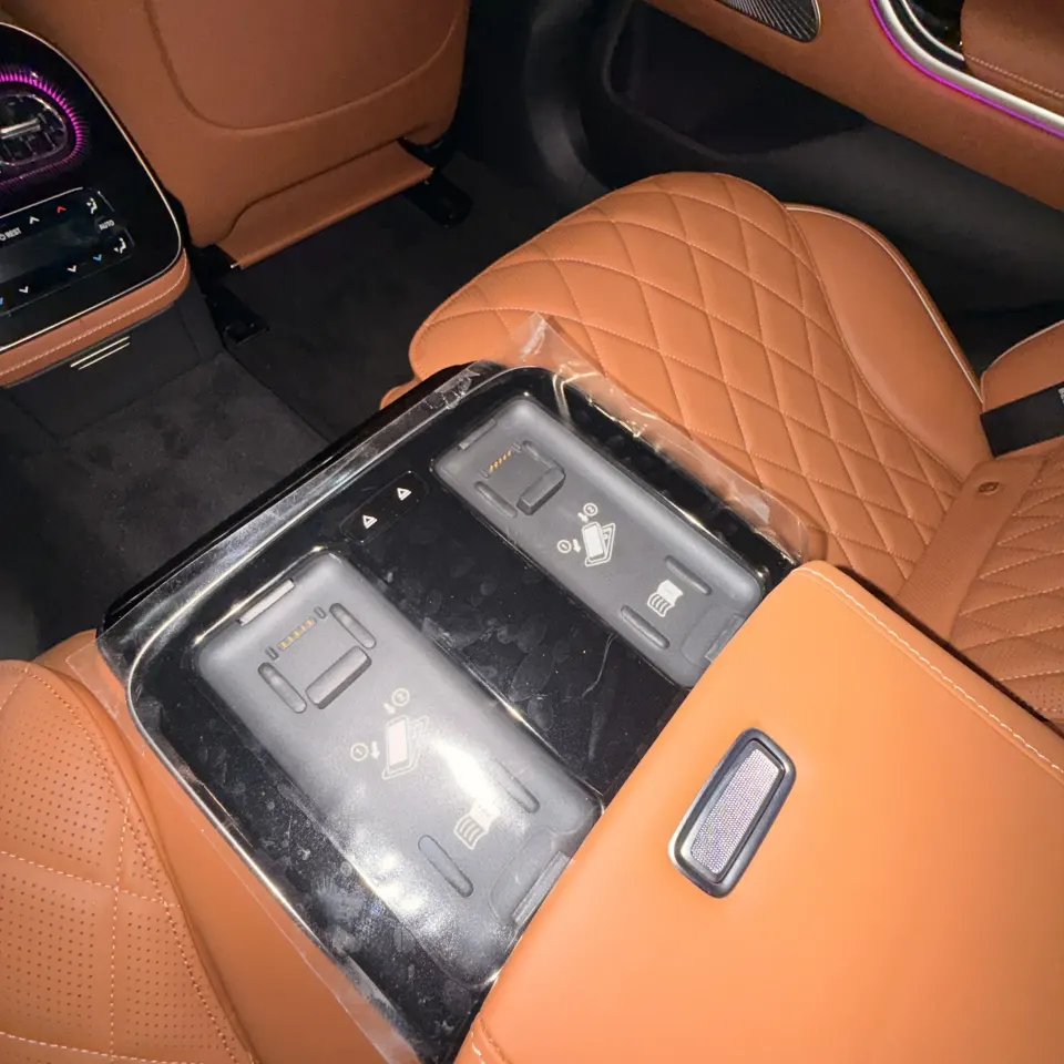 신형 벤츠 S500 뒷좌석 센터 암레스트와 컨트롤 패널