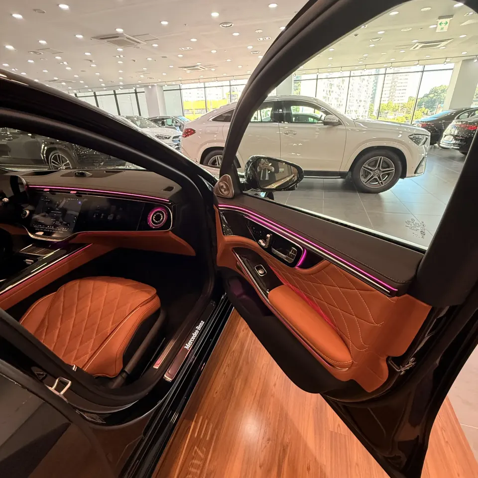 운전석 문을 열어 본 신형 벤츠 S500 대시보드와 앰비언트 조명