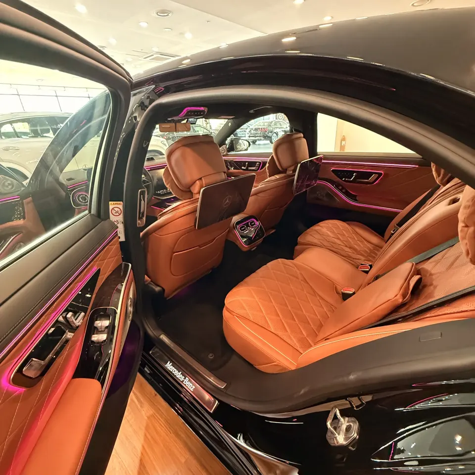 뒷문을 열어 본 신형 벤츠 S500 뒷좌석과 모니터