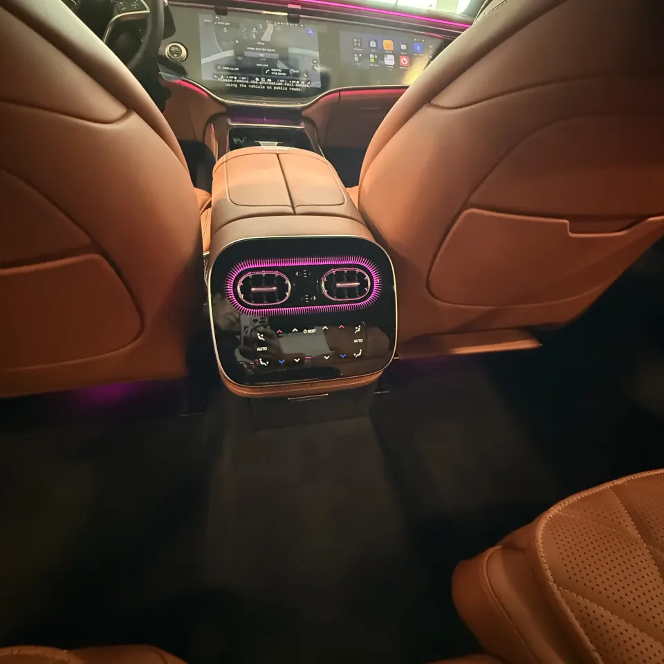신형 벤츠 S500 뒷좌석 센터 콘솔과 앞좌석 시트 뒷면
