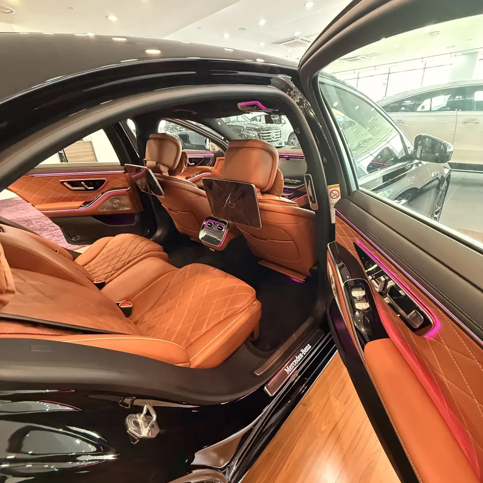신형 벤츠 S500 뒷좌석과 앞좌석 뒷면 모니터