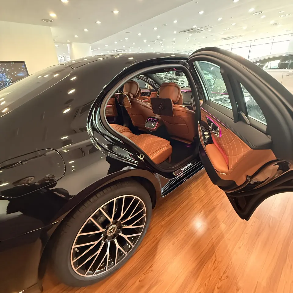 뒷문을 열어 뒷좌석이 보이는 신형 벤츠 S500 세단과 휠