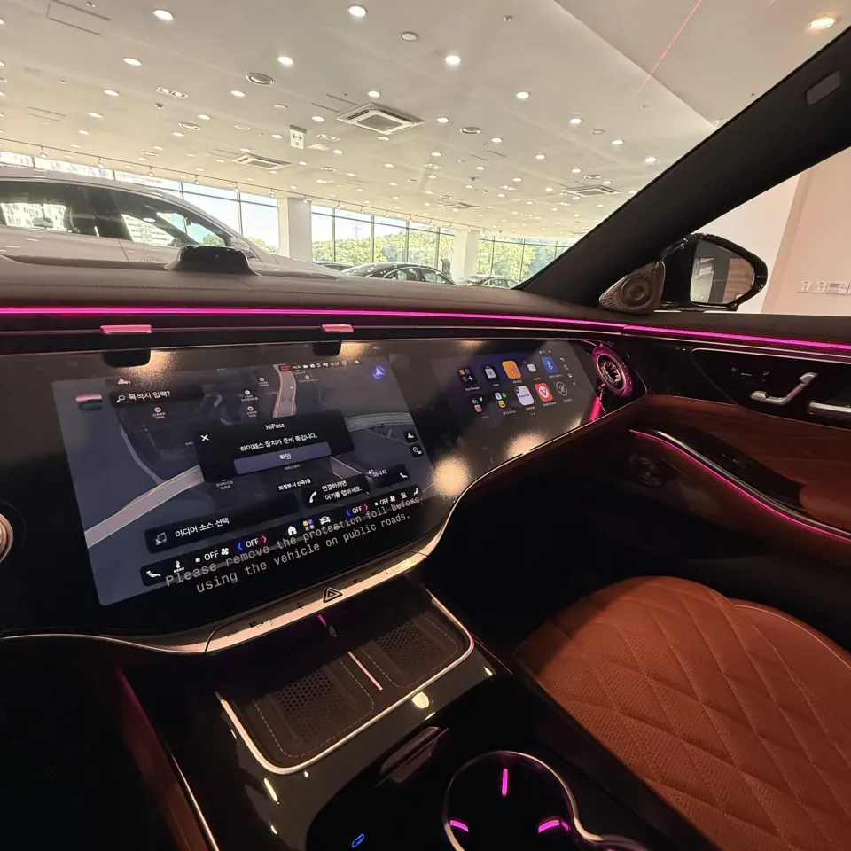 신형 벤츠 S500 대시보드 디스플레이와 퀼팅 가죽 시트