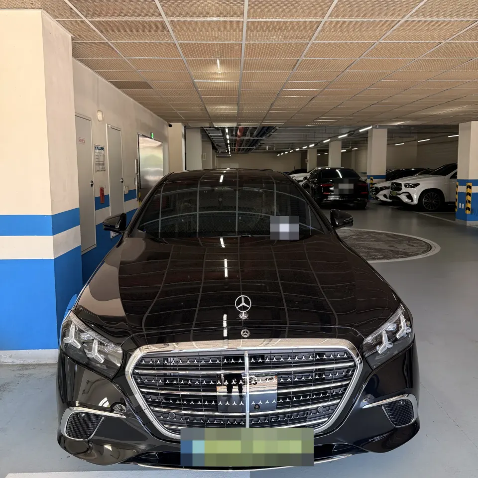 실내 주차 공간에서 정면으로 본 검은색 벤츠 S500 세단 전면 그릴