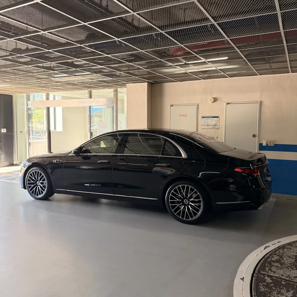 실내 공간에서 본 검은색 벤츠 S500 세단 측면 실루엣