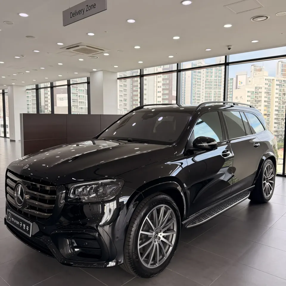 전시장 인도 구역의 검은색 벤츠 GLS SUV 좌측 전면 사선
